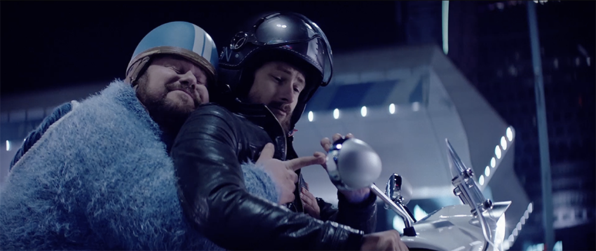 Scene from an ad by Danuta Nierada about 50 zloty cash chasing people